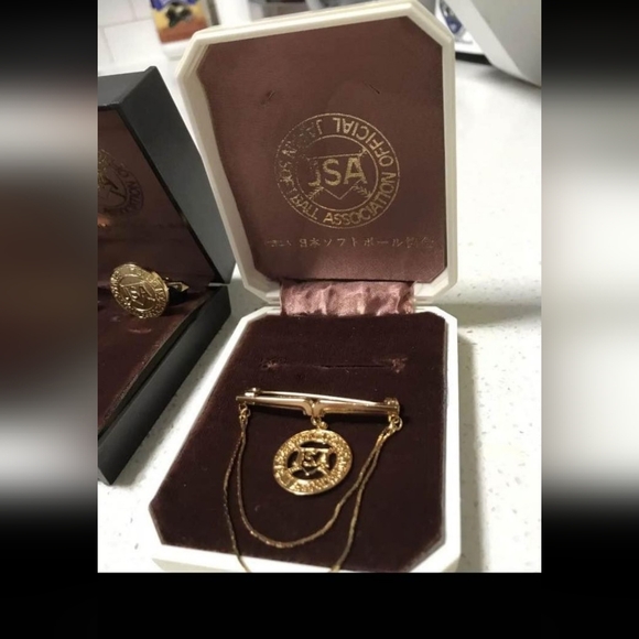 Pre- Owned Japan Softball Association Cuff links & Pin/ Brooch - Picture 9 of 10